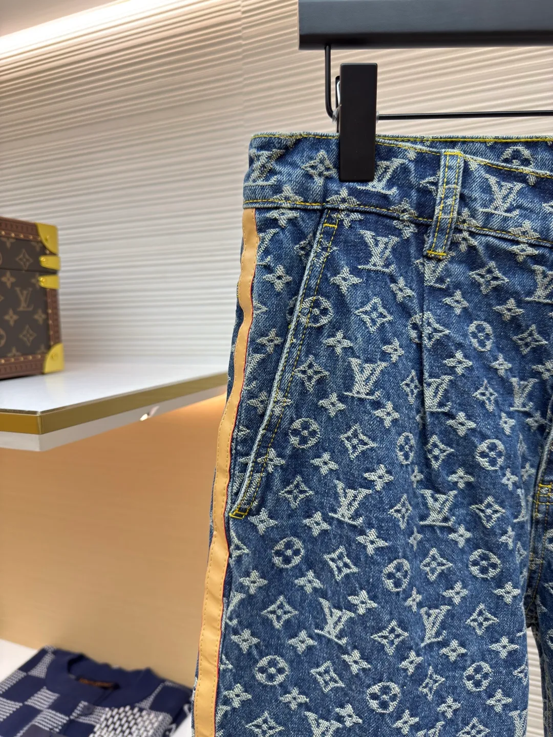 LOUIS VUITTON Jacquard full-print seam jeans ●Authentic product: Purchased and developed by 15599 ●Item number: 1680259-B45 ●Fabric: cotton fabric ●Technology: Printing process ●Version: Fitted version ●Weight: about 840 grams ●Size: 30-32-34-36 ●Description: Carefully crafted with cotton fabric, comfortable upper body Full-width jacquard reflects elegant color contrast The outside of the trouser legs is decorated with VVN ribbons, and the contrasting design is more refined. It has multiple practical pockets and a straight version. It can be matched with the same style to create a fashionable look and suit various occasions. Customized accessories, complete with three labels, same style for men and women!